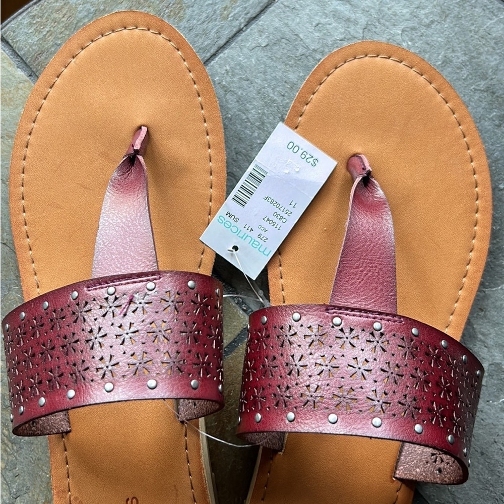 NWT Maurices Pryia Laser Cut Flat Sandals, size 11